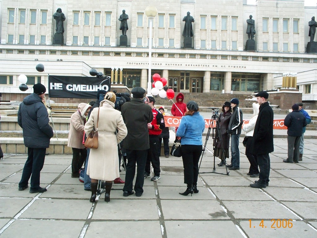 Гражданский призыв в Омске под девизом "Не смешно!"